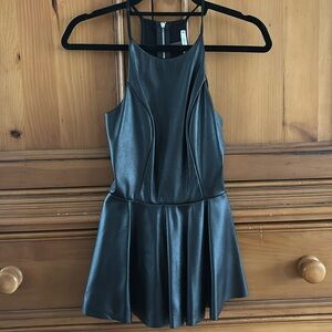 Faux leather Von Maur Soprano zipper top. Size Small.